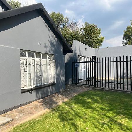 Firefly Budget Friendly Guest House Kempton Park Exterior foto