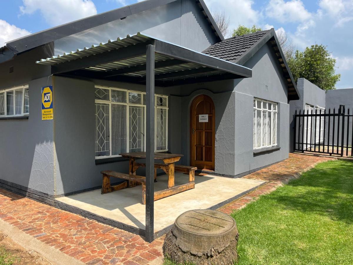 Firefly Budget Friendly Guest House Kempton Park Exterior foto