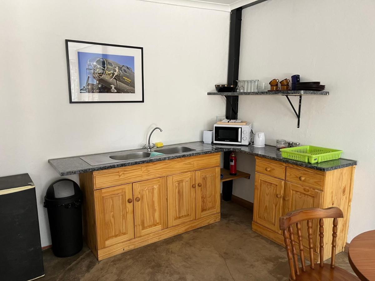 Firefly Budget Friendly Guest House Kempton Park Exterior foto